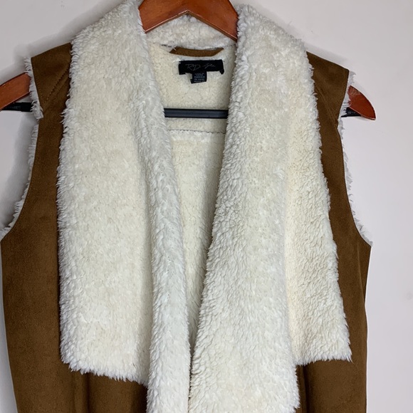RD STYLE | Brown Faux Suede Sherpa Interior Native Vest | Indian Boho Shirt Vest - Picture 4 of 9